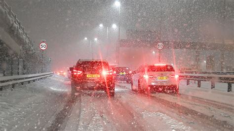 How to drive in snow and icy weather - BBC News