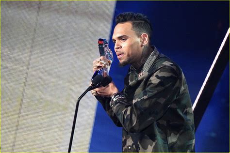 Chris Brown Wins R&B Artist of the Year at iHeartRadio Music Awards ...