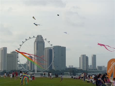 eastcoastlife: Kite-flying Day at Marina Barrage - WW