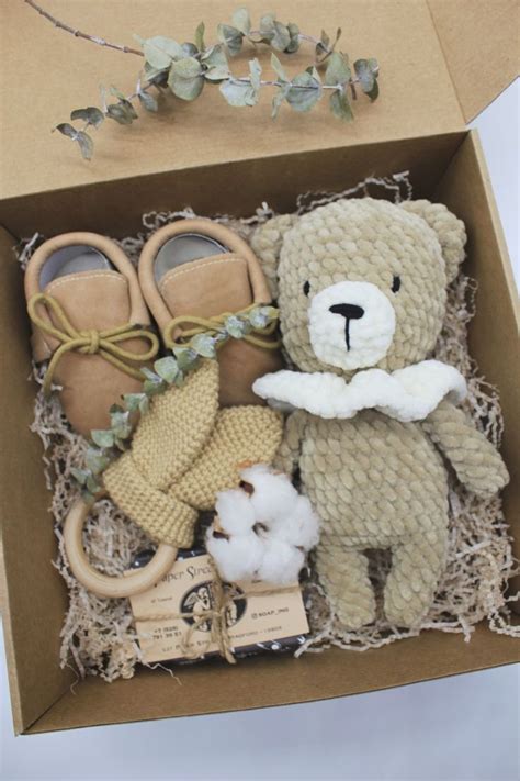 Welcome baby gift box idea, newborn gender neutral gift set, unisex baby shower gift basket ...