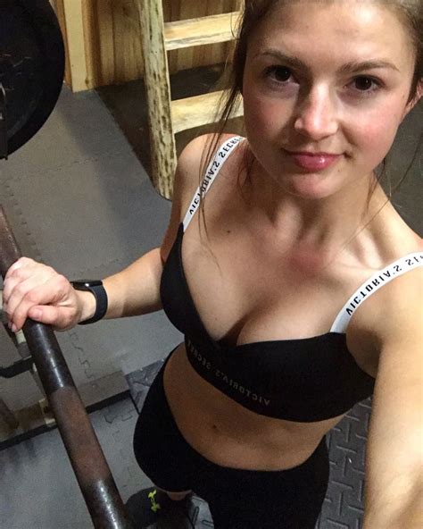 Lifting some weights and looking stunning : r/HannahBarron