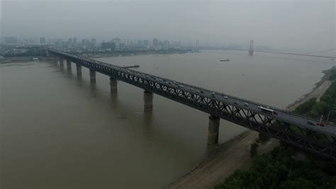 Three generations on the Wuhan Yangtze River Bridge - CGTN