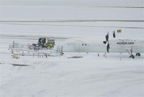 Southern B.C. snowstorm halts flights at Vancouver airport, creates travel chaos