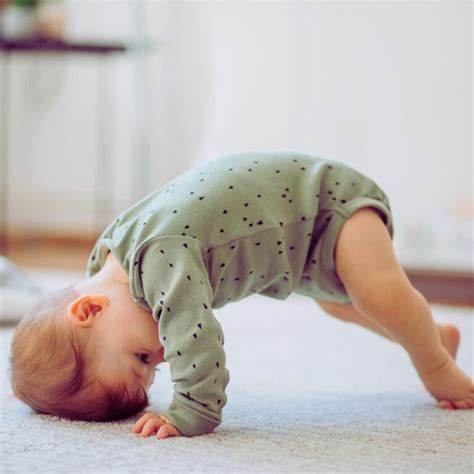 Crawling milestone: when do babies start crawling?