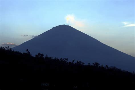 Volcano could erupt explosively for weeks on tourist island of Bali - syracuse.com