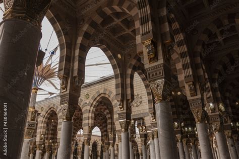 The Charming Interior works and Light designing of Masjid al Nabawi ...