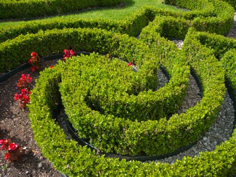 48 "Mind-Boggling" Hedge Maze & Garden Labyrinth Designs (Pictures)