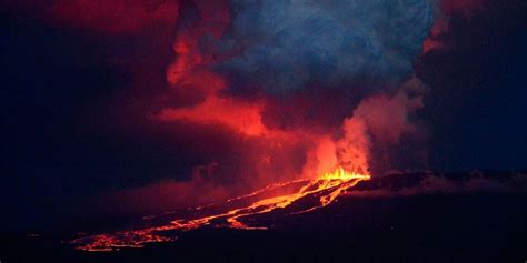 Skywatch Media - Galapagos volcano erupts for first time in 30 Years