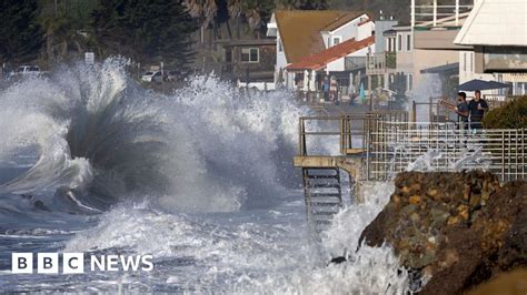 Dangerous high surf pummels California coast and attracts surfers - BBC News