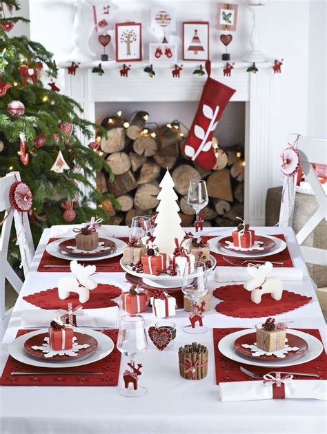 33 Cozy Red And White Christmas Décor Ideas - DigsDigs