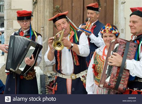 Musicians in traditional dress play Polish folk music for tourists in Stock Photo: 4459722 - Alamy