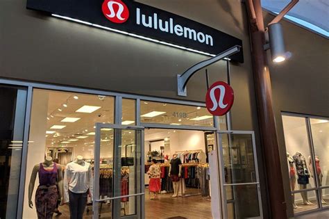 how many lululemon outlets are there