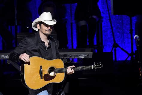 Brad Paisley Closes Out 2016 CMA Awards With Reflective 'Today'