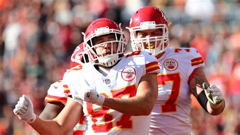 Patrick Mahomes Hits Travis Kelce for Red-Zone Touchdown