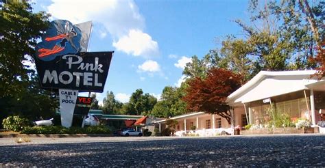 AThe Pink Motel In Cherokee North Carolina Will Take You Back To 1950s