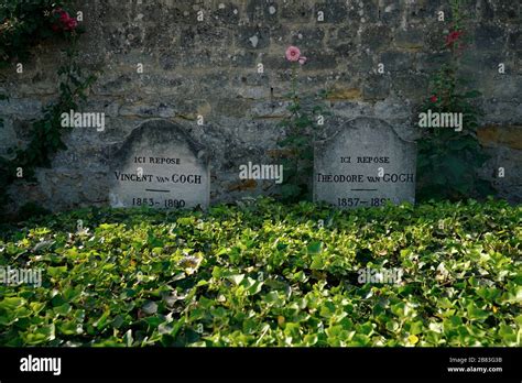 The grave of Vincent Van Gogh and Theo van Gogh in Auvers-sur-Oise ...