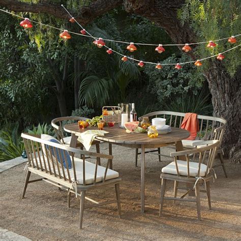 Festive Outdoor Dining Area Decor Ideas | InteriorHolic.com