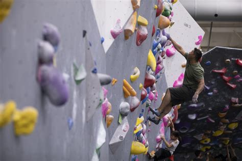 Weekends are Better at Newark’s First Rock Climbing Gym - Method Climbing