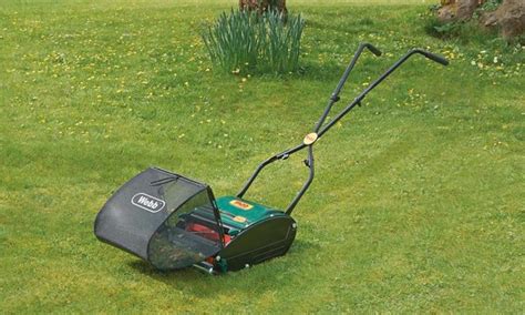 Best Manual Lawn Mower UK Reviews 2024 (Hand Push Mower)