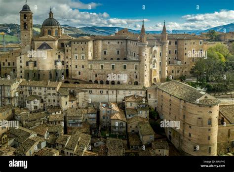 Vue aérienne du Palais Ducal d'Urbino cité médiévale au patrimoine mondial en Marches Italie ...