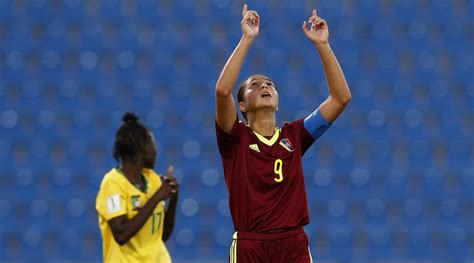 U-17 WWC: Deyna Castellanos scores goal from center circle (VIDEO ...