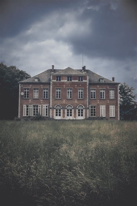 URBEX: Urban Exploration. Abandonned Hotel in Belgium. Exact location: Secret. Outside. | Urbex