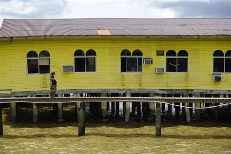 Kampong Ayer - Stilt House | Omar Ali Saifuddien Mosque and Kampong ...