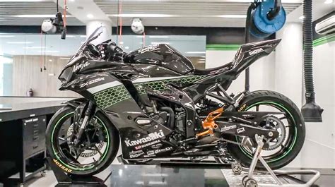 Kawasaki Ninja ZX-25R carbon fibre kit installation - Video