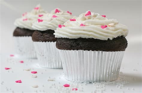 File:Cupcake with sugar hearts and nonpareils.jpg - Wikimedia Commons