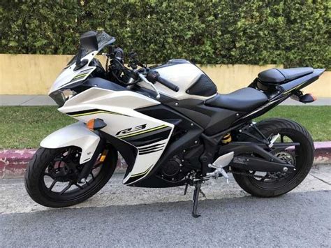 I am selling my 2017 Yamaha YZF-R3 Vivid White with ABS with two way ...