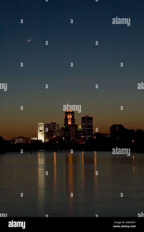 Des Moines skyline at night Stock Photo - Alamy