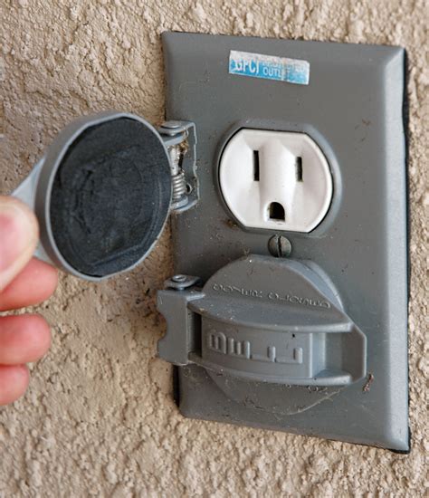 File:American outdoor electrical outlet.jpg - Wikipedia