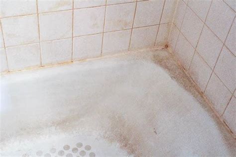 How to Clean a Dirty Bathtub - at home with Ashley