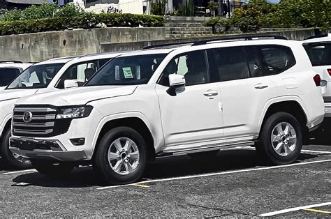 Novo Toyota Land Cruiser abandona motores V8 e foca nos V6 turbinados | Quatro Rodas