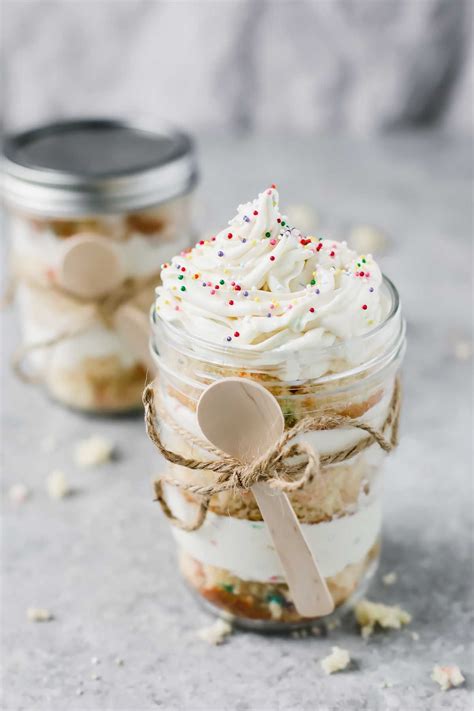 Birthday Cake In A Jar (Gift DIY) | Cake in a jar, Mason jar desserts, Dessert in a jar