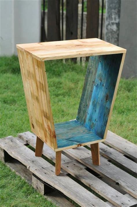 Unique Pallet Side Table | Wooden pallet furniture, Wooden pallet projects, Reclaimed wood furniture