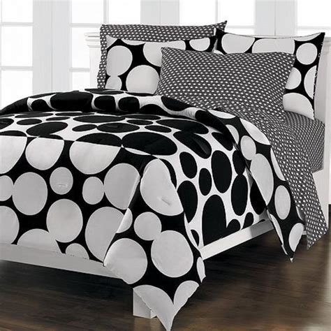 Decorate Your Bedroom With Polka Dots