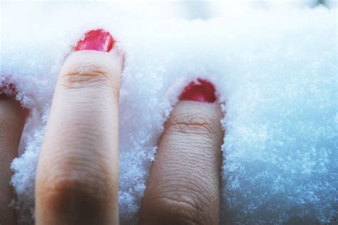 cold, fingers, girl, nadjas, red, snow - image #82454 on Favim.com