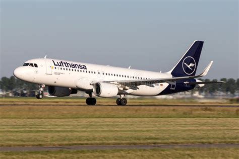 Lufthansa Airbus A320-200 editorial stock image. Image of plane - 153219349