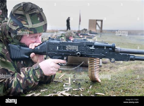 Soldiers from the Territorial Army training Stock Photo - Alamy