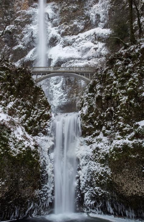 Winter has arrived at the Oregon's Multnomah Falls : r/pics