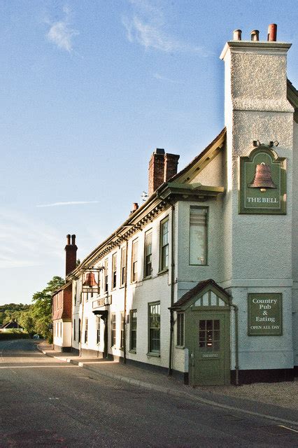 The Bell at Godstone © Kurseong Carl cc-by-sa/2.0 :: Geograph Britain and Ireland