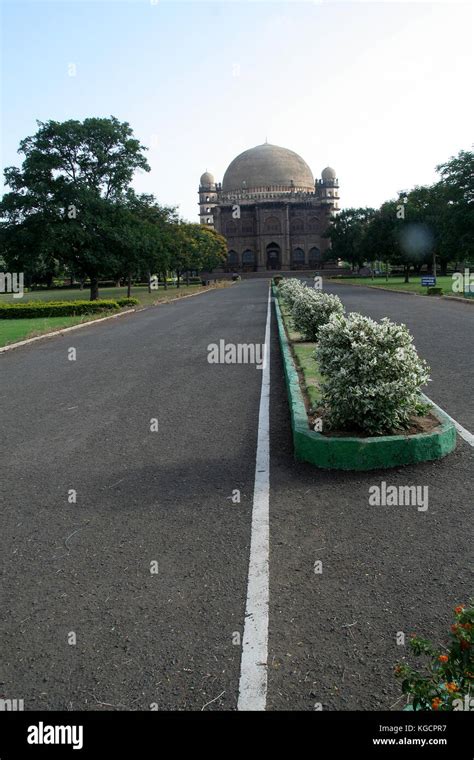 India gol gumbaz whispering gallery hi-res stock photography and images ...