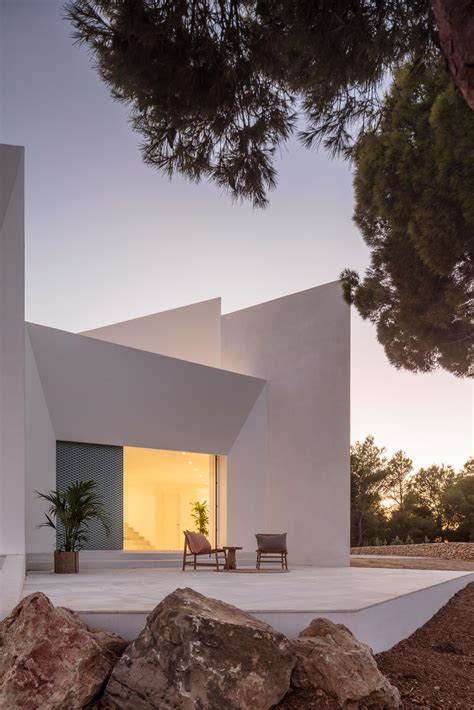 The Modern White Minimalist Exterior Of This Home Is Softened By The ...