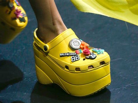 Se vienen las Crocs con taco by Balenciaga