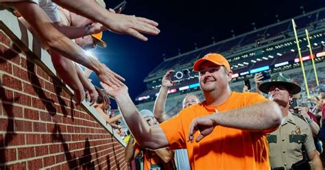 Tennessee: Josh Heupel honors late mother after win at Oklahoma