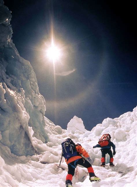 Team Of Sherpas First To Scale Everest In 2 Years | HuffPost