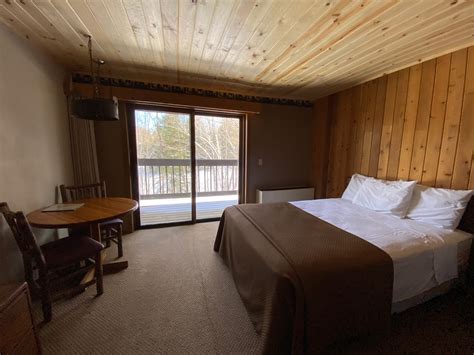 Lodge Rooms - Lakewoods Resort