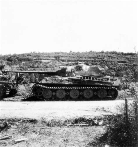 File:German tank Tiger II near Vimoutiers.jpg - Wikimedia Commons