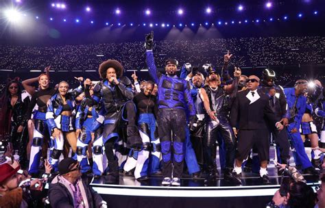 Usher Stands Alone Amid the Bombast of Super Bowl 2024: Halftime Show ...